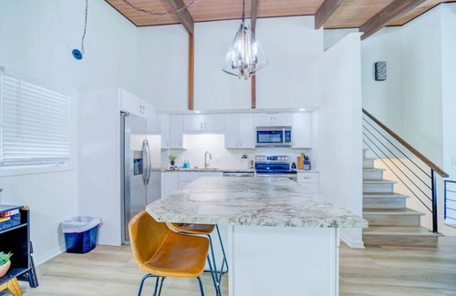 Beachwood-Bluffton Casa | Mid-Century Modern w/ "Star Wars" Twist