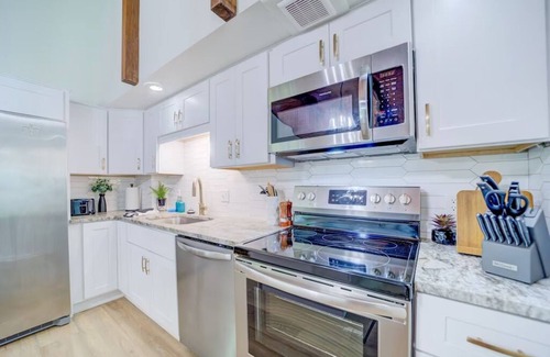 Beachwood-Bluffton Casa | Mid-Century Modern w/ "Star Wars" Twist