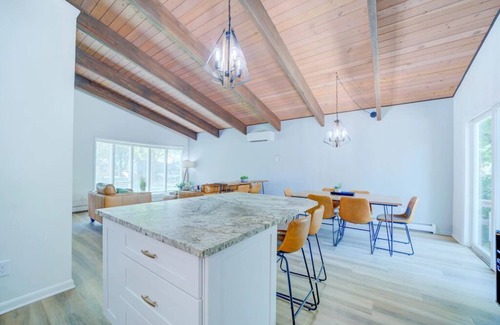 Beachwood-Bluffton Casa | Mid-Century Modern w/ "Star Wars" Twist