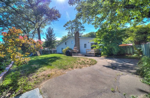 Beachwood-Bluffton Casa | Mid-Century Modern with a "Star Wars" Twist