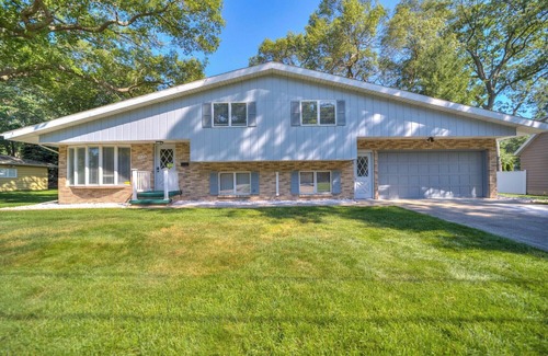 Beachwood-Bluffton Casa | Mid-Century Modern with a "Star Wars" Twist