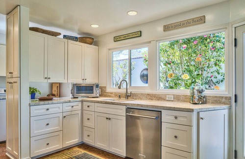Hatton Fields Casa | Mid Century Modern que ha sido completamente remodelado con nueva cocina y baños