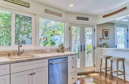 Hatton Fields Casa | Mid Century Modern que ha sido completamente remodelado con nueva cocina y baños