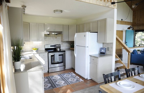 East Kootenay Cabina | Mid Century Mountain Modern Cabin