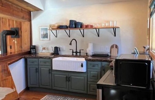 Evergreen Meadows Casa | Mid Century Mountain Cottage