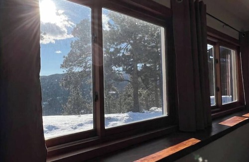 Evergreen Meadows Casa | Mid Century Mountain Cottage