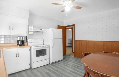 Reynoldsburg Casa | Mid-Century ranch home close to downtown