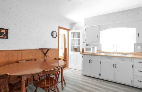 Reynoldsburg Casa | Mid-Century ranch home close to downtown