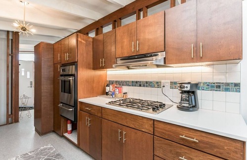 Cedar Rapids - Iowa City Casa | Mid-Century Style & Class In Quiet NE Location