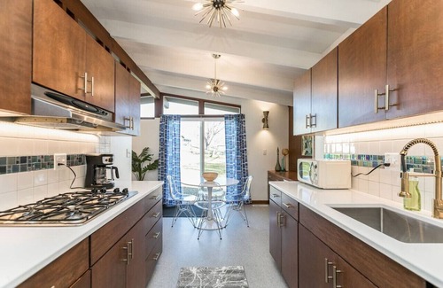 Cedar Rapids - Iowa City Casa | Mid-Century Style & Class In Quiet NE Location