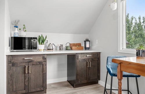Bridgeland Apartamento | Mid Century Zen, 1 BR, Comfy Queen Bed. Near DT.