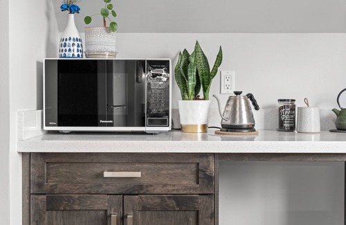 Bridgeland Apartamento | Mid Century Zen, 1 BR, Comfy Queen Bed. Near DT.