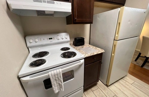 Mid City South Apartamento | Mid-City One Bedroom Apartment with King Bed