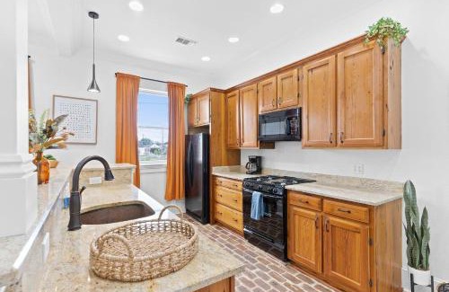 Mid-City Casa | Mid-city Retreat Private Balcony Stay