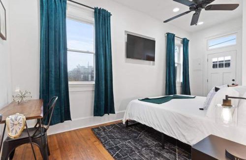 Mid-City Casa | Mid-city Retreat Private Balcony Stay
