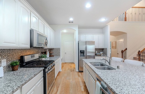 Tomball Casa | Mid-Forest 5BR Getaway, huge Backyard & BBQ Grill in The Woodlands, TX