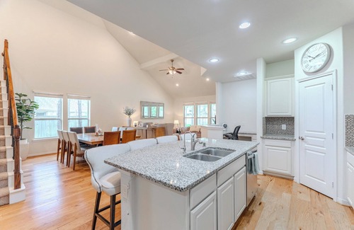 Tomball Casa | Mid-Forest 5BR Getaway, huge Backyard & BBQ Grill in The Woodlands, TX