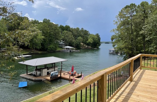 Dadeville Casa | Mid lake, pet friendly 4 bedroom, 3 bath with protected swim area