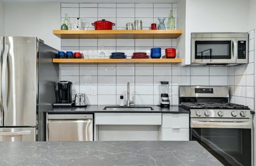 Highland Casa | Mid Modern Bungalow Near Crestview Station