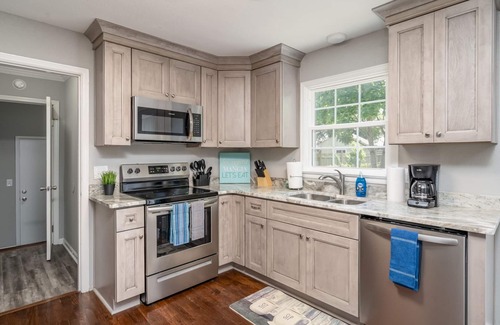 North Newport News Casa | Mid Peninsula sleeps 8. Feels like home!