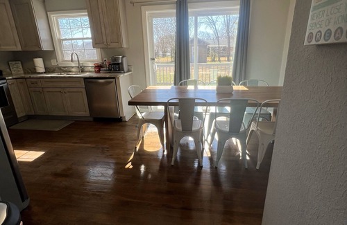 North Newport News Casa | Mid Peninsula sleeps 8. Feels like home!