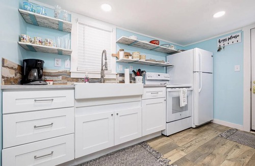 Lakeview Cabaña | MID-TERM FULLY FURNISHED RENTAL AT INDIAN LAKE! Steps Away From Boat Marina