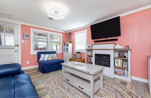 Lakeview Cabaña | MID-TERM FULLY FURNISHED RENTAL AT INDIAN LAKE! Steps Away From Boat Marina