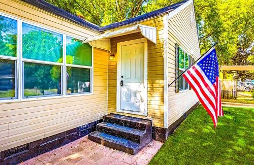 Mobile Casa | Mid-Town Cave for 6 Guests 3 Bedroom 1 Bath