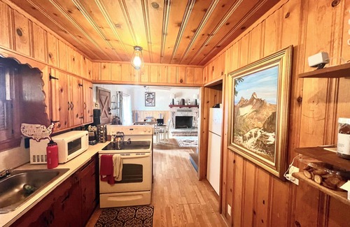 South Lake Tahoe Cabina | Mid-town serene cabin, close to nature and amenities, monthly discount deal.