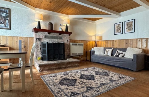 South Lake Tahoe Cabina | Mid-town serene cabin, close to nature and amenities, monthly discount deal.