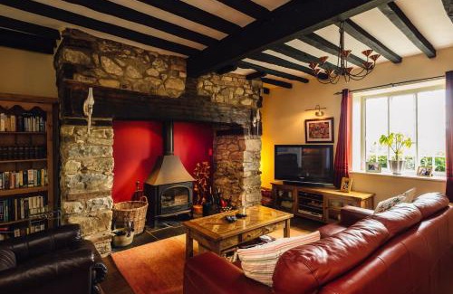 Meifod Casa | Mid-Wales Farmhouse, swimming pool, tranquil countryside views, sleeps 14