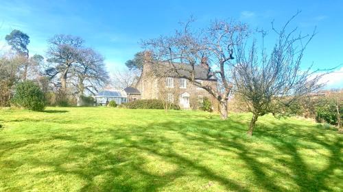 Meifod Casa | Mid-Wales Farmhouse, swimming pool, tranquil countryside views, sleeps 14