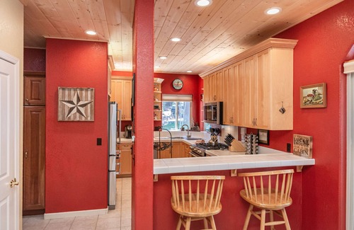 Carnelian Bay Casa | Lake View Home! Pasos a la playa y Gar Woods! Perro amigable! Tarifas semanales!