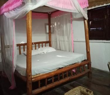 Gede Cama Y Desayuno | Mida Creek Eco Camp - cottage house