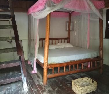 Gede Cama Y Desayuno | Mida Creek Eco Camp - cottage house