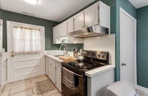 Winston - Salem Casa | Midcentury Charm by the Pond