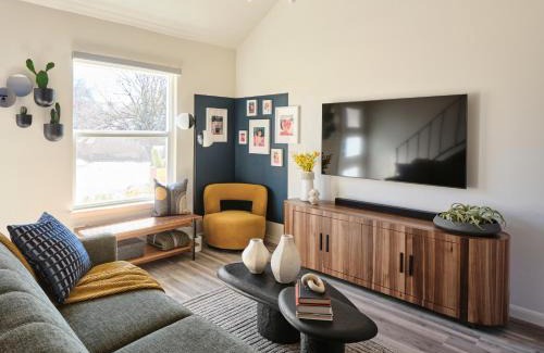 St. Edwards Apartamento | Midcentury Couples Designer Loft - Casa Tuya