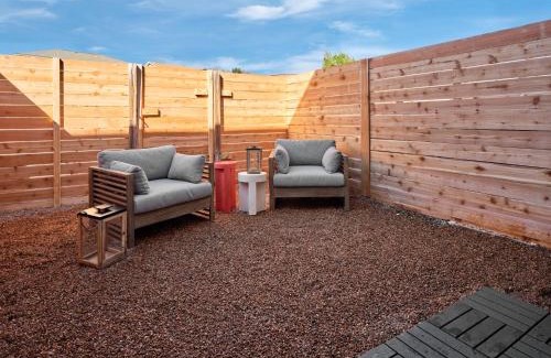 St. Edwards Apartamento | Midcentury Couples Designer Loft - Casa Tuya