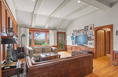 Sandwich Casa | Midcentury Lakeside Cape House