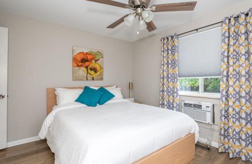 Kettering Apartamento | Midcentury Modern 2br Comfort Near The Greene!