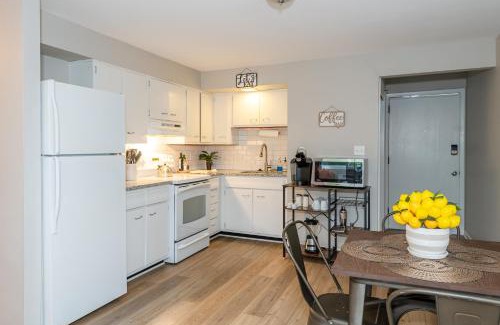 Kettering Apartamento | Midcentury Modern 2br Comfort Near The Greene!