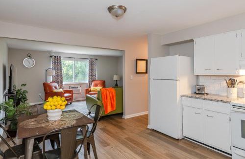 Kettering Apartamento | Midcentury Modern 2br Comfort Near The Greene!