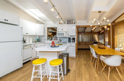 Kauneonga Lake Casa | Midcentury Modern Bungalow Bethel Woods/White Lake