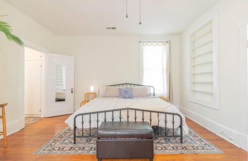 Columbus Casa | Midcentury Modern - central location to all