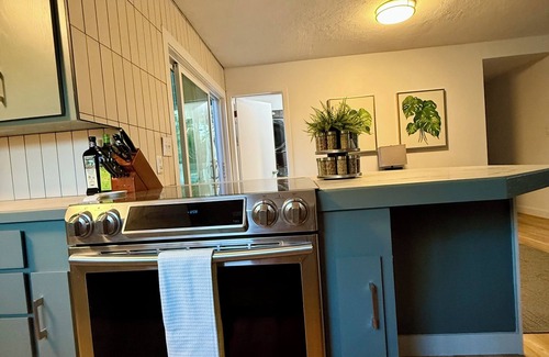 Southeast Boise Casa | MidCentury Modern Oasis/SE Boise/Golf Putting green!