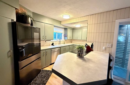 Southeast Boise Casa | MidCentury Modern Oasis/SE Boise/Golf Putting green!
