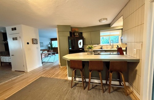 Southeast Boise Casa | MidCentury Modern Oasis/SE Boise/Golf Putting green!