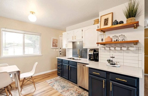 Fort Collins Casa | “MidCentury Revival” 1.5 miles to Canvas Stadium