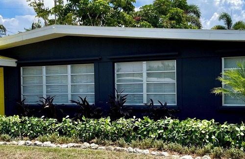 Vamo Casa | Midcentury Waterfront Neighborhood Oasis: Beaches and Sarasota Charm