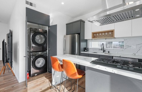 Tri-West Apartamento | MidCity 3BR/2BA Townhome with Rooftop, 5 Beds & 2-Car Parking